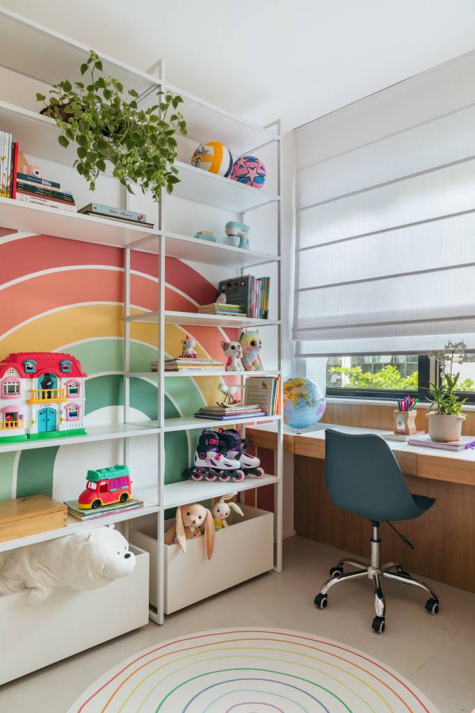 Decoração contemporânea cozy dá ar de casa para apê de 100 m². Projeto de Studio A+G. Na foto, quarto infantil, arco íris na parede, persiana.