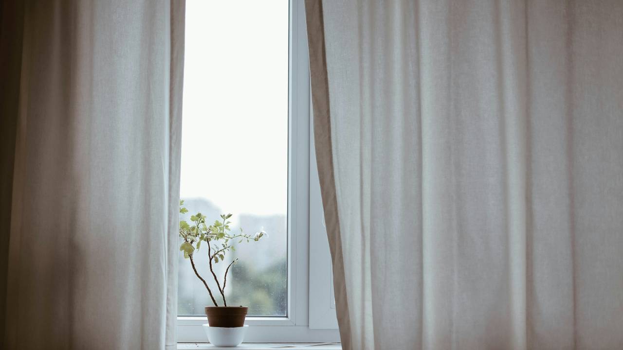 Dicas para deixar a casa limpa, livre de mofo e ácaros no inverno. Na foto, janela fechada.