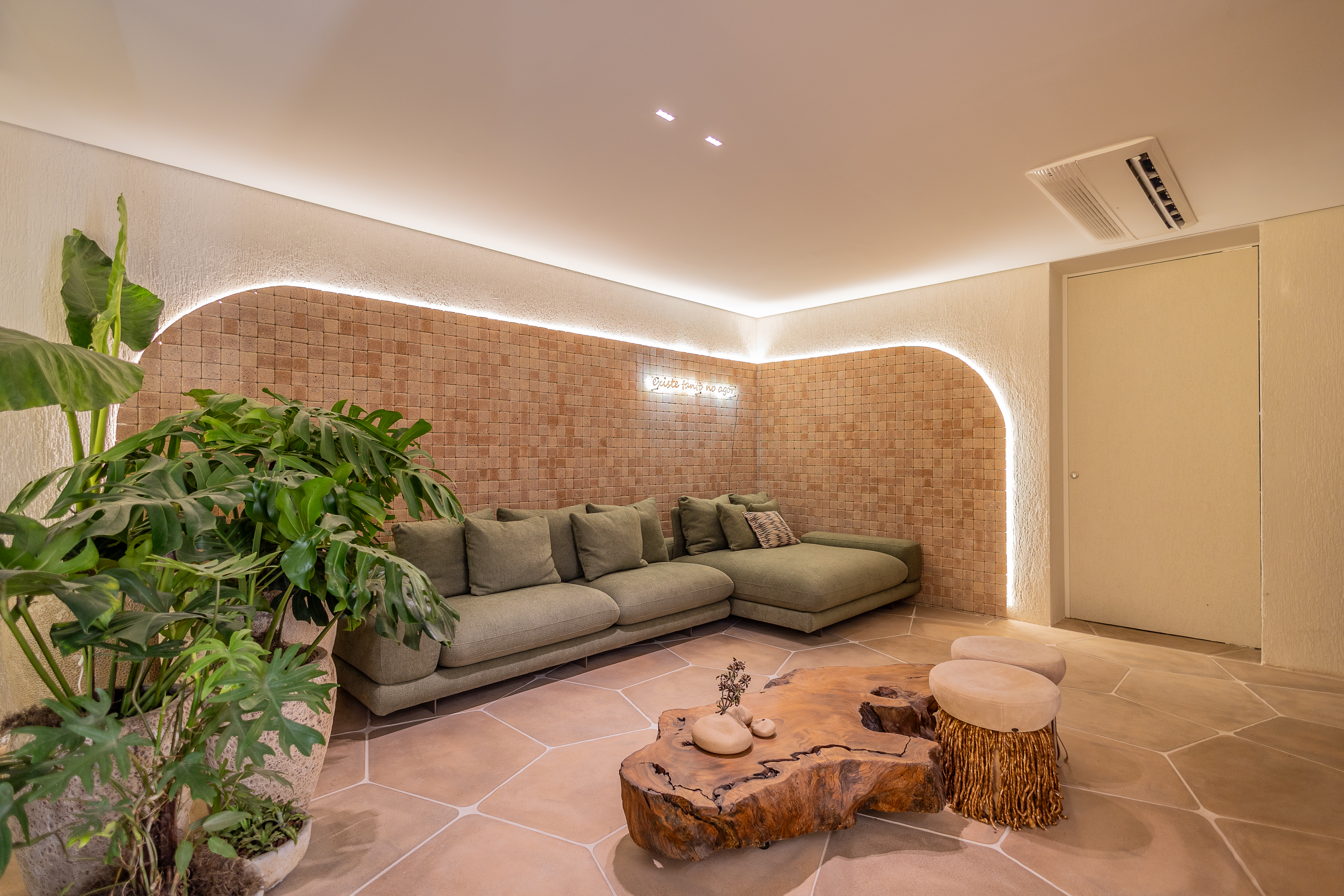 Estúdio de 88 m² traz recursos de acessibilidade de forma elegante e estética. Projeto de ADVP para a CASACOR São Paulo 2024. Na foto, sala de estar, sofá verde.