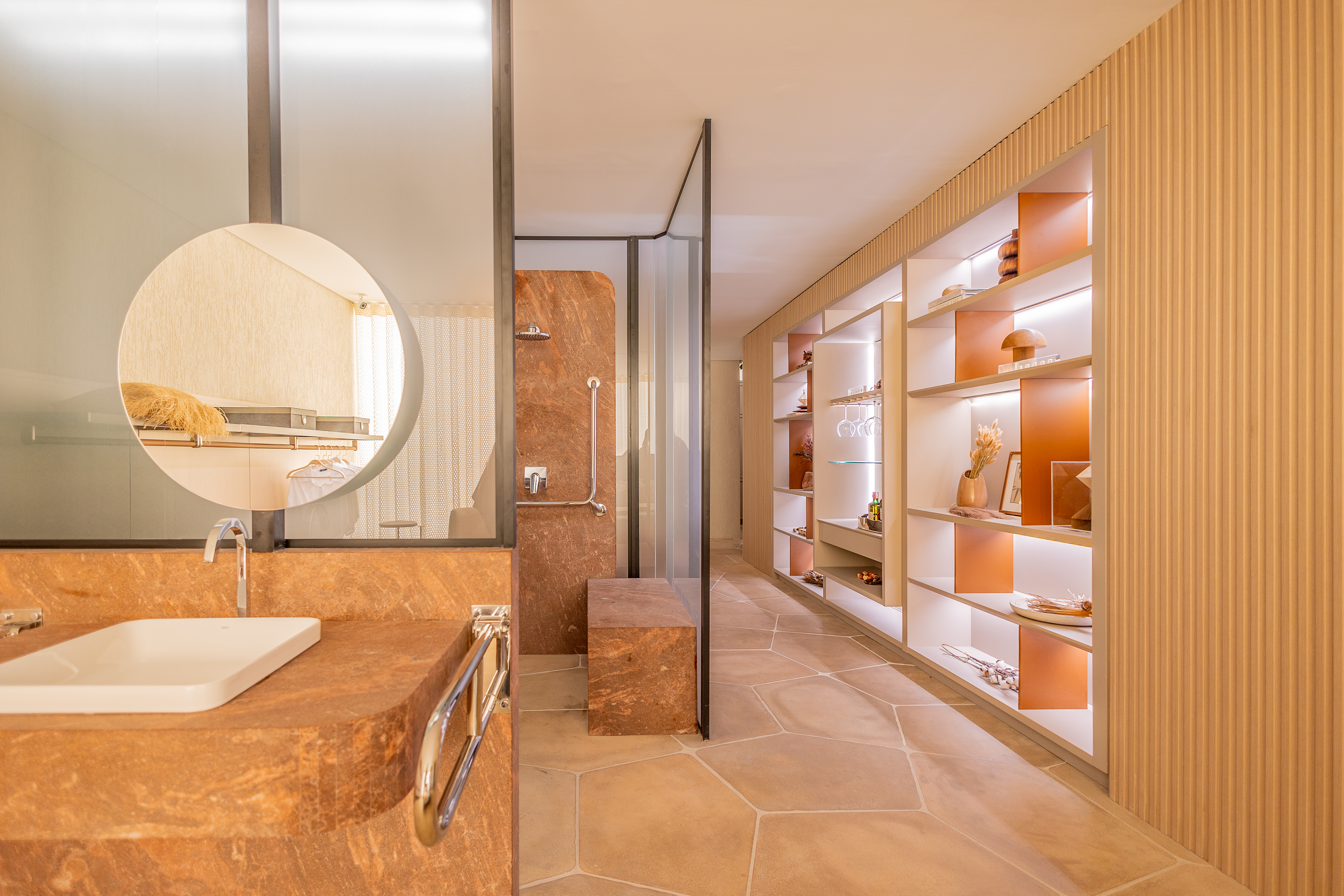 Estúdio de 88 m² traz recursos de acessibilidade de forma elegante e estética. Projeto de ADVP para a CASACOR São Paulo 2024. Na foto, banheiro, espelho redondo.