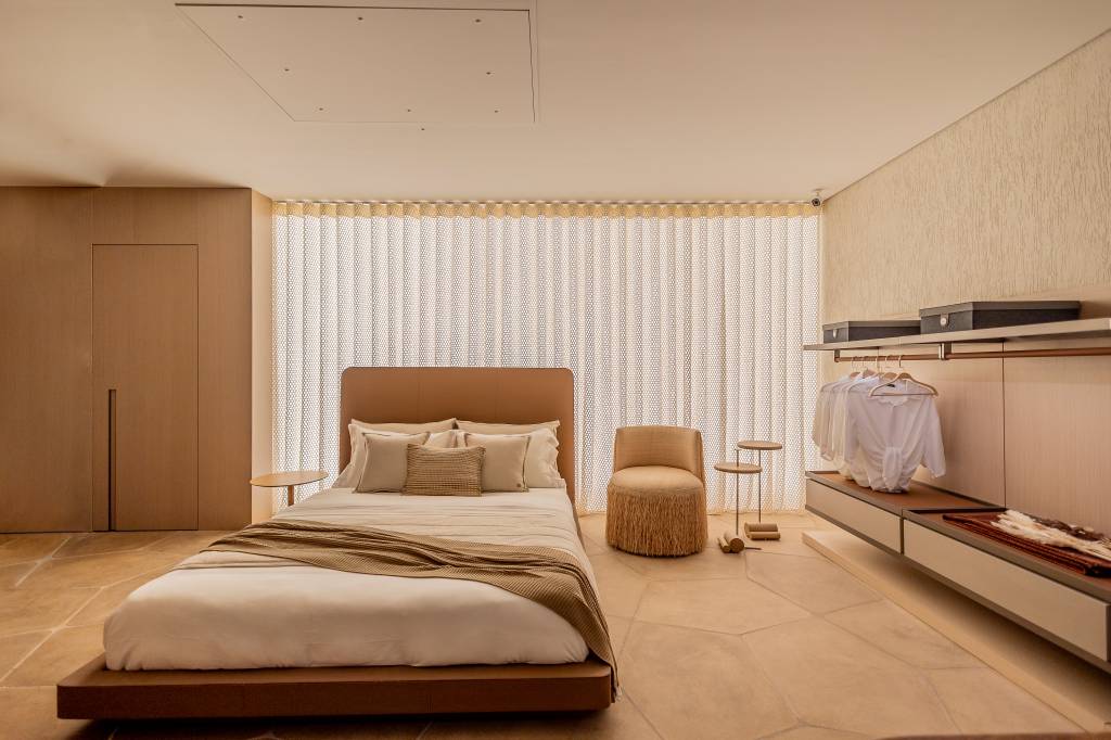 Estúdio de 88 m² traz recursos de acessibilidade de forma elegante e estética. Projeto de ADVP para a CASACOR São Paulo 2024. Na foto, quarto, closet aberto.