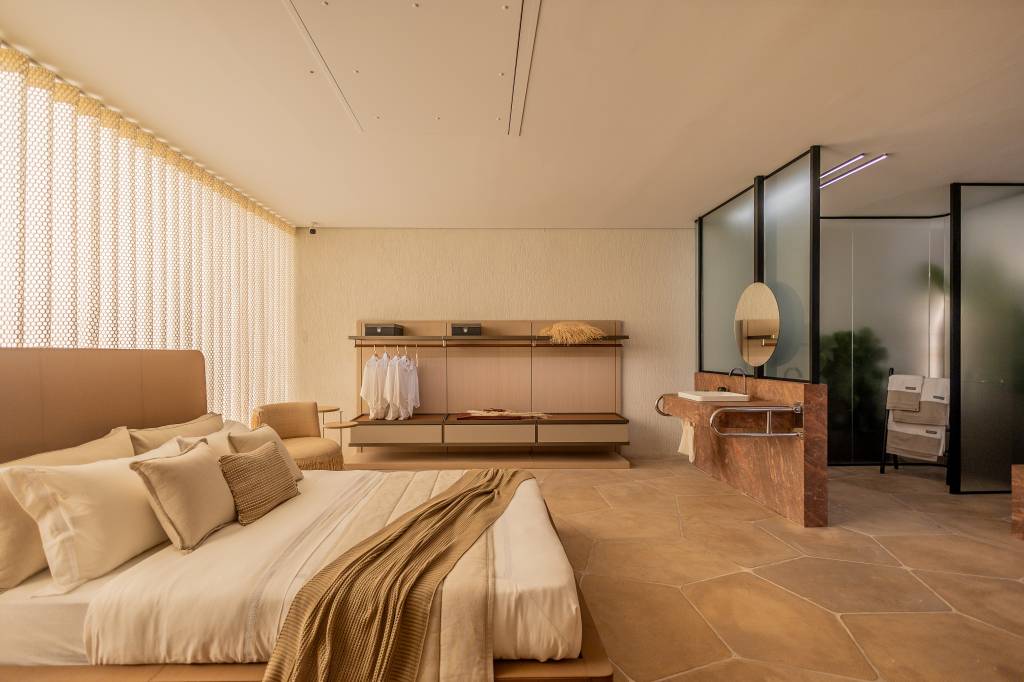 Estúdio de 88 m² traz recursos de acessibilidade de forma elegante e estética. Projeto de ADVP para a CASACOR São Paulo 2024. Na foto, quarto, closet aerto.