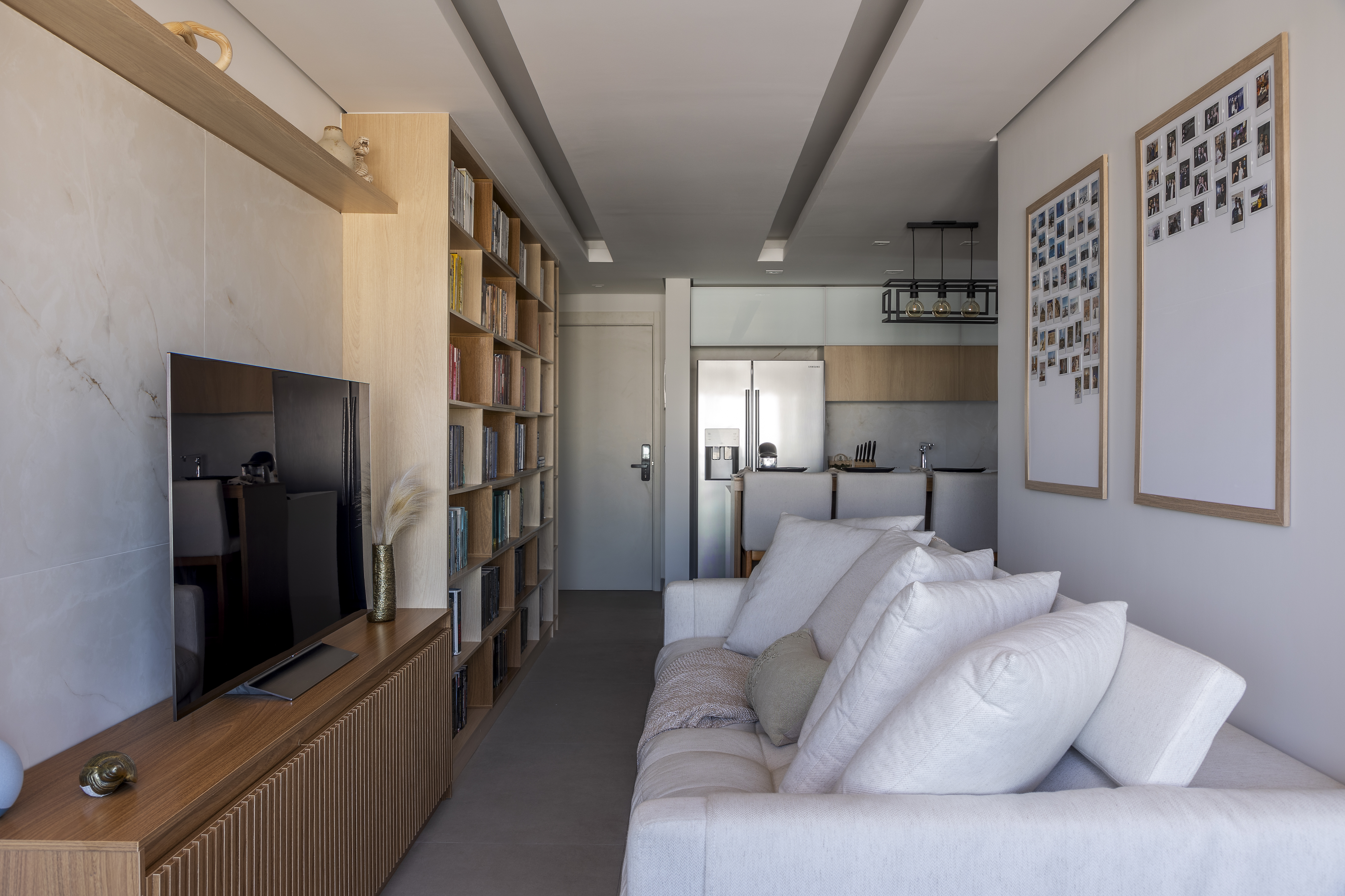 Funkos e livros ganham destaque em reforma de apê de 64 m². Projeto de Vitoria Lacerda. Na foto, sala de estar, sofá branco.