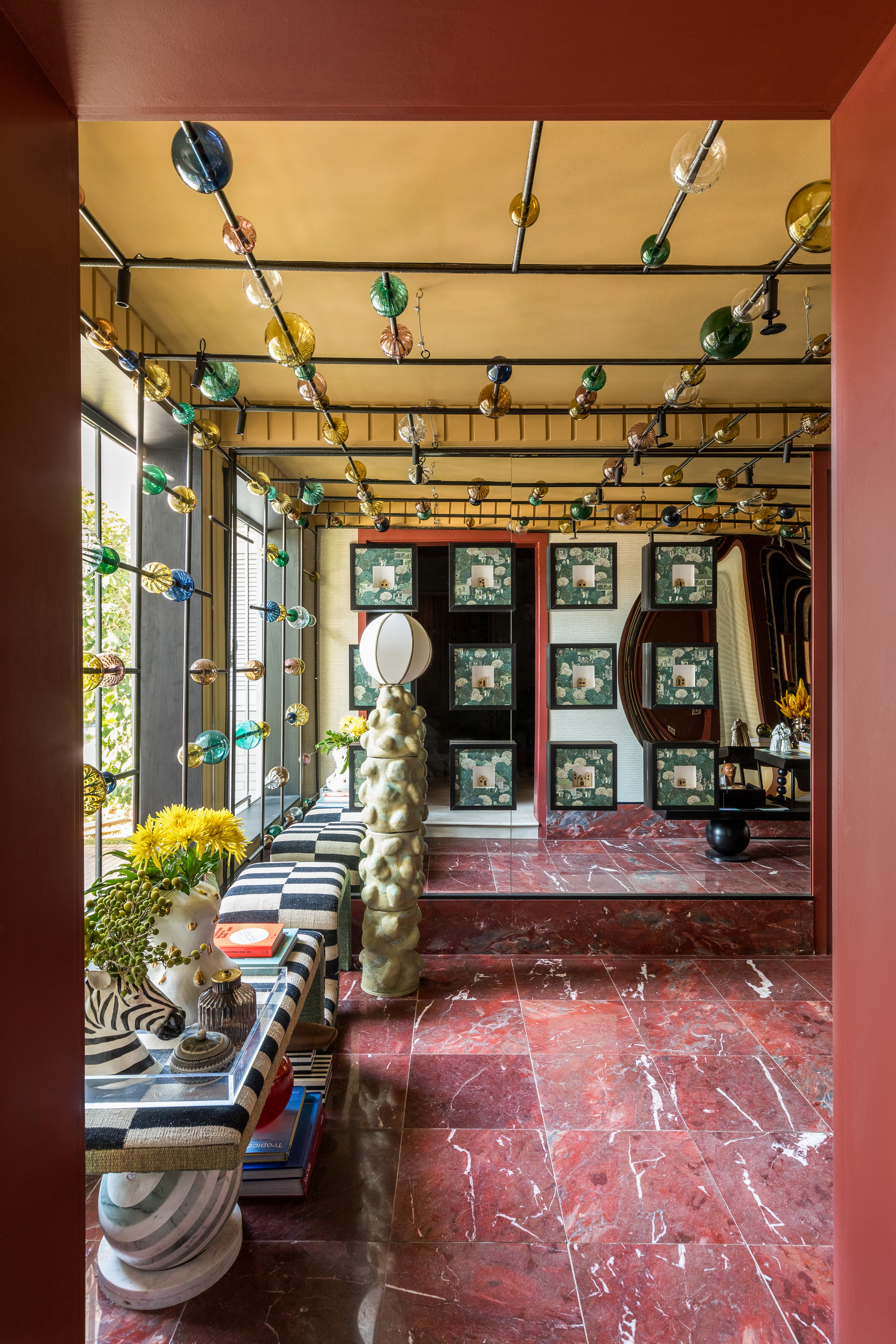 Hall de entrada apresenta mistura de cores vibrantes e suaves. Projeto de Karolinna Venturi. Na foto, ambiente repleto de detalhes e obras de arte