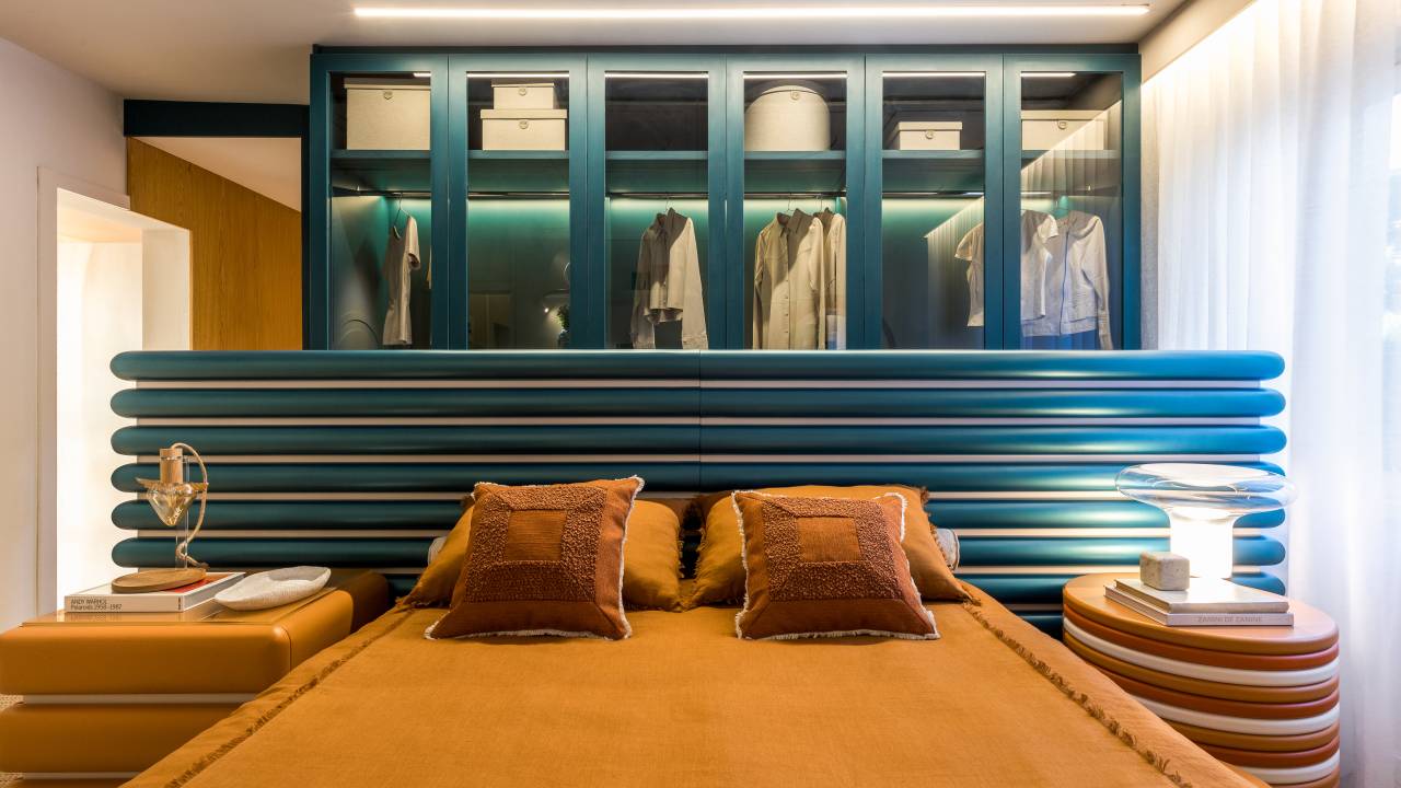 Happy Chic: quarto inspirado na estética da década de 1980. Projeto de Flávia Egg Bonet. Na foto, quarto de casal com marcenaria planejada