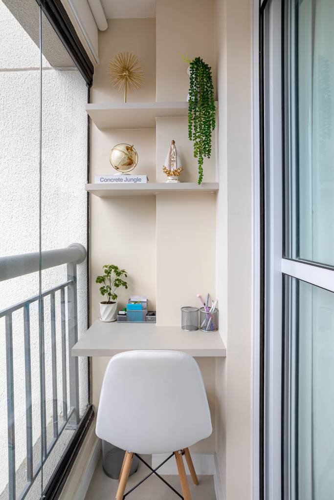 jardim-vertical-sala-traz-verde-ape-ilha-de-marmore-cozinha-lar-monde-arquitetura-17-varanda-home-office-pequeno Jardim vertical na sala traz verde para apê com ilha de mármore na cozinha. Projeto de Lar Monde Arquitetura. Na foto, varanda pequena, home office, cadeira branca.