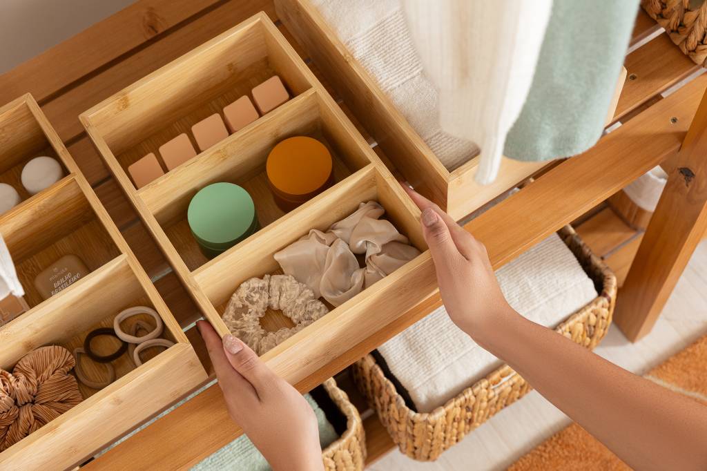 4 lemas para mantar a casa sempre organizada. Na foto, caixas organizadores de madeira.