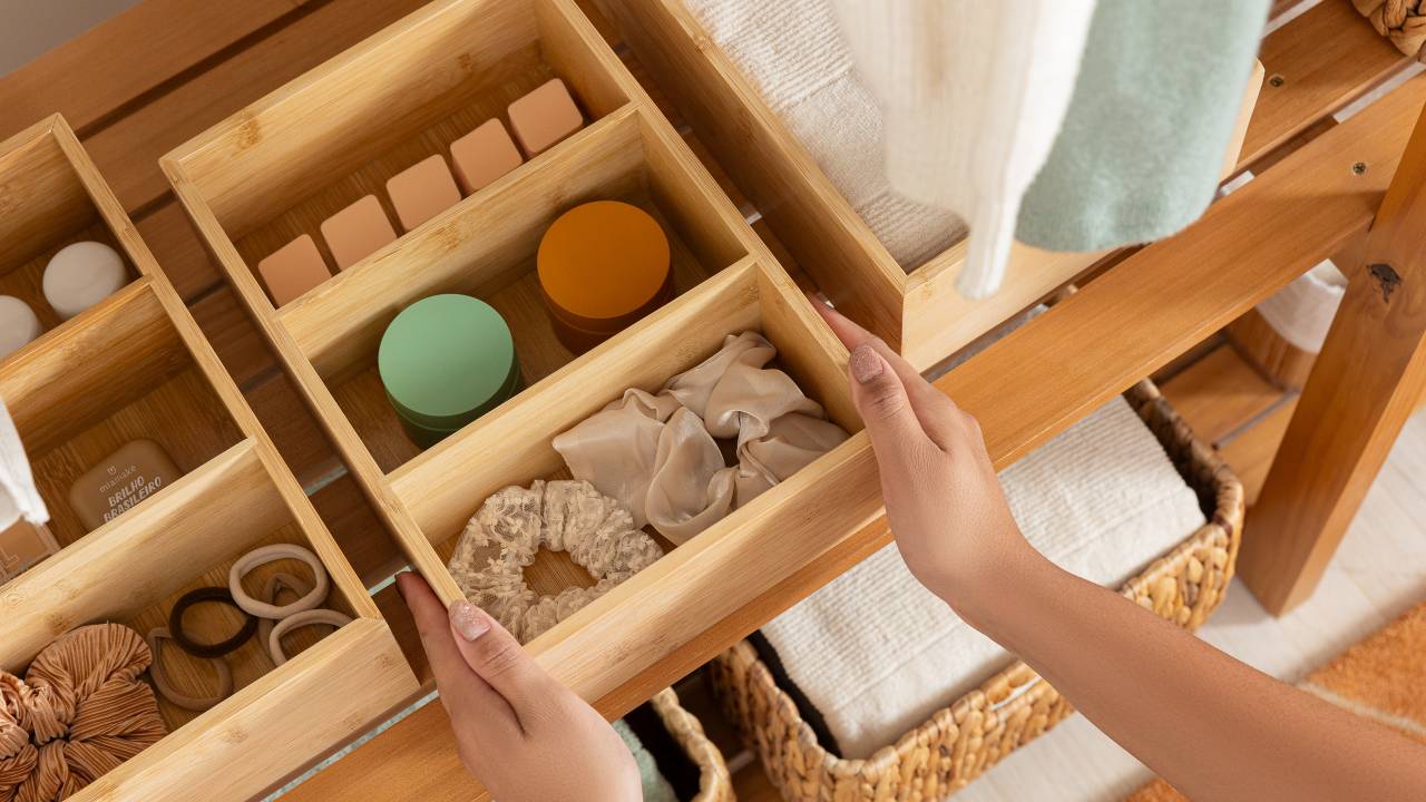 4 lemas para mantar a casa sempre organizada. Na foto, caixas organizadores de madeira.