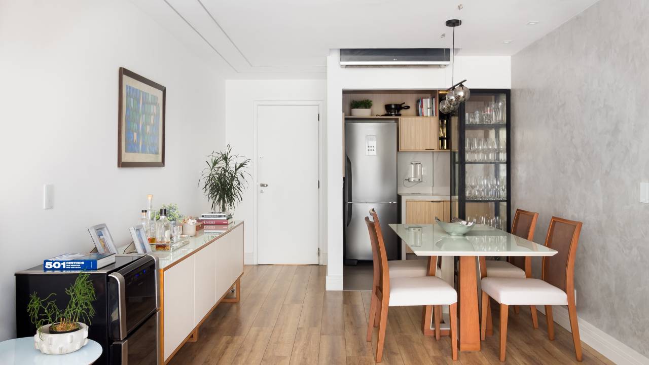 Parede entre sala e cozinha é demolida é dá lugar à cristaleira neste apê. Projeto de MA.DÊ Arquitetura. Na foto,