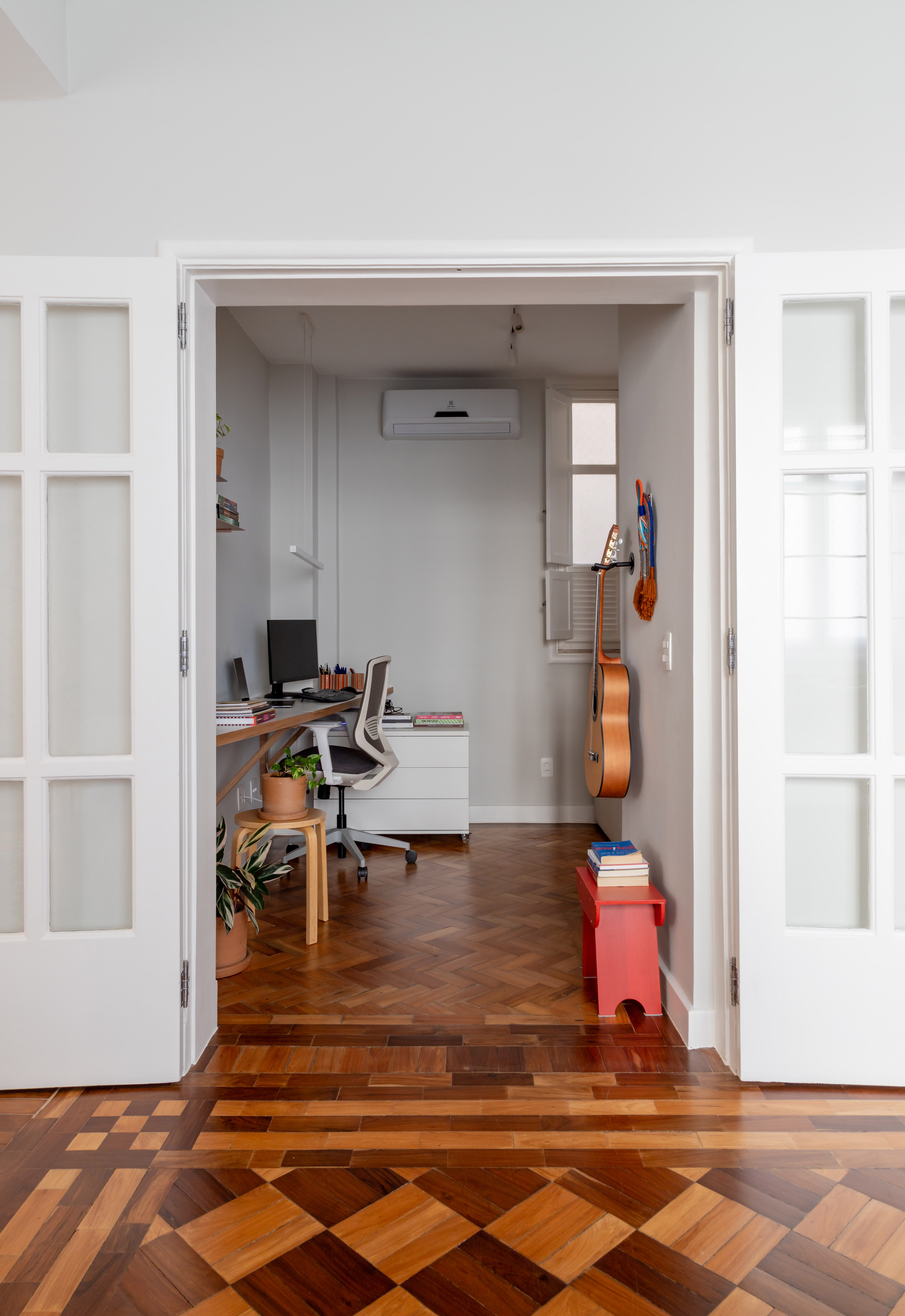 Piso de taco, janelas brancas e sancas dão charme parisiense a este apê. Projeto de Ana Paula Crivelenti. Na foto, portas brancas.