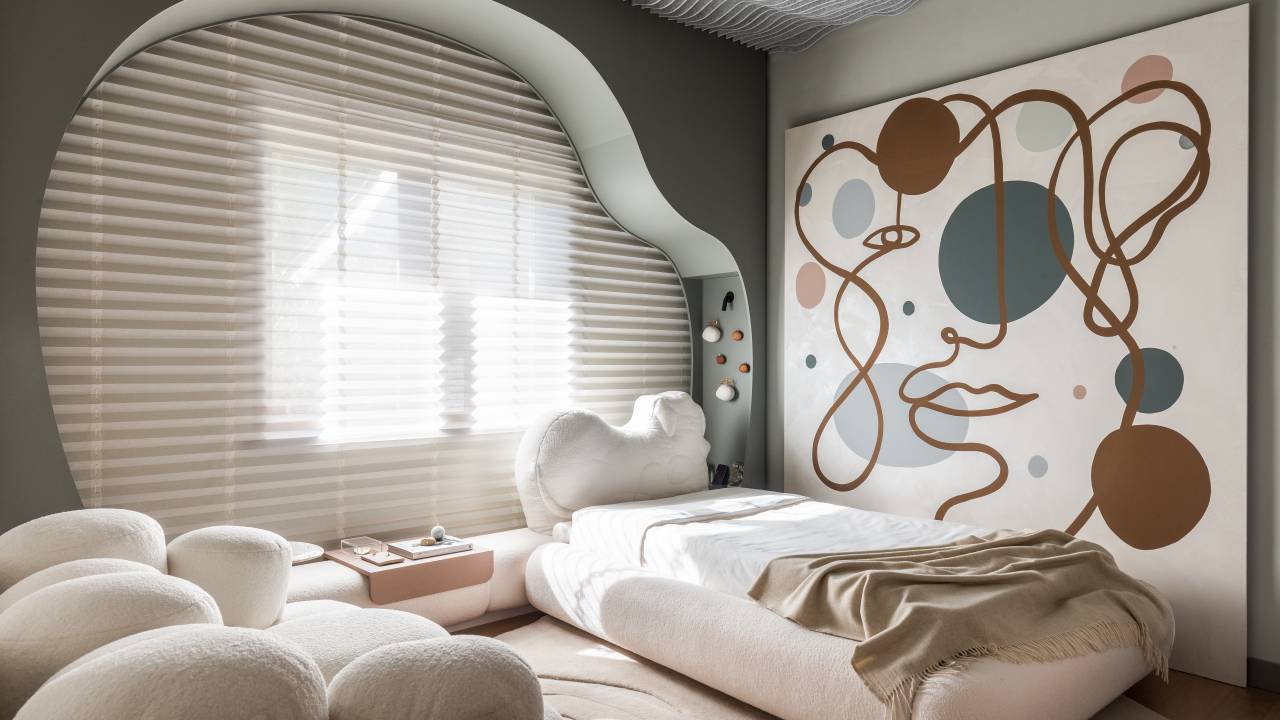 Quarto pensado para adolescente autista tem cabeceira em forma de cachorro. Projeto de Alessandra Gandolfi para a CASACOR Paraná 2024.