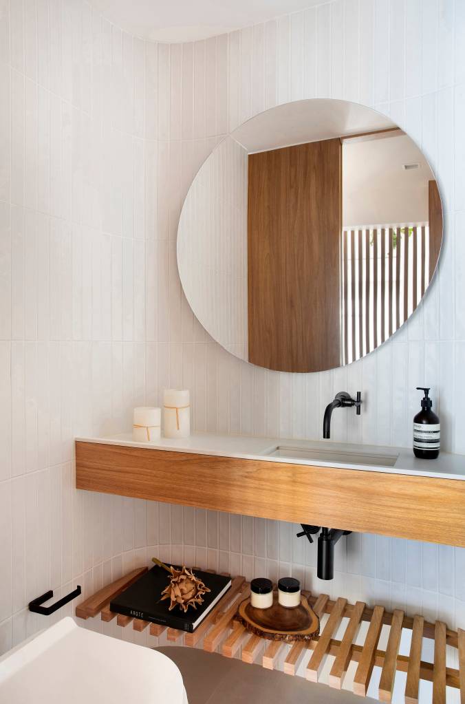 reforma-amplia-suite-casal-cria-lavabo-ape-clean-150-m-mrg-arquitetura-20 Reforma amplia suíte do casal e cria lavabo em apê clean de 150 m². Projeto de MRG Arquitetura. Na foto, lavabo, espelho redondo.
