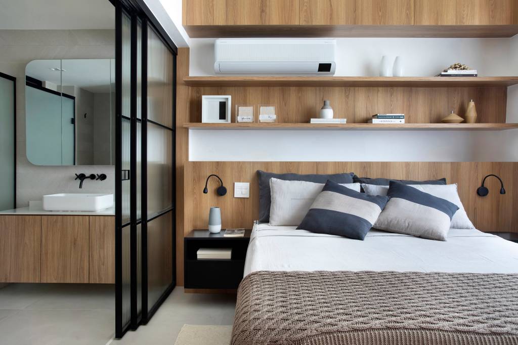 reforma-amplia-suite-casal-cria-lavabo-ape-clean-150-m-mrg-arquitetura-23-quarto-banheiro Reforma amplia suíte do casal e cria lavabo em apê clean de 150 m². Projeto de MRG Arquitetura. Na foto, quarto, porta de correr de vidro, nicho em cima da cama.