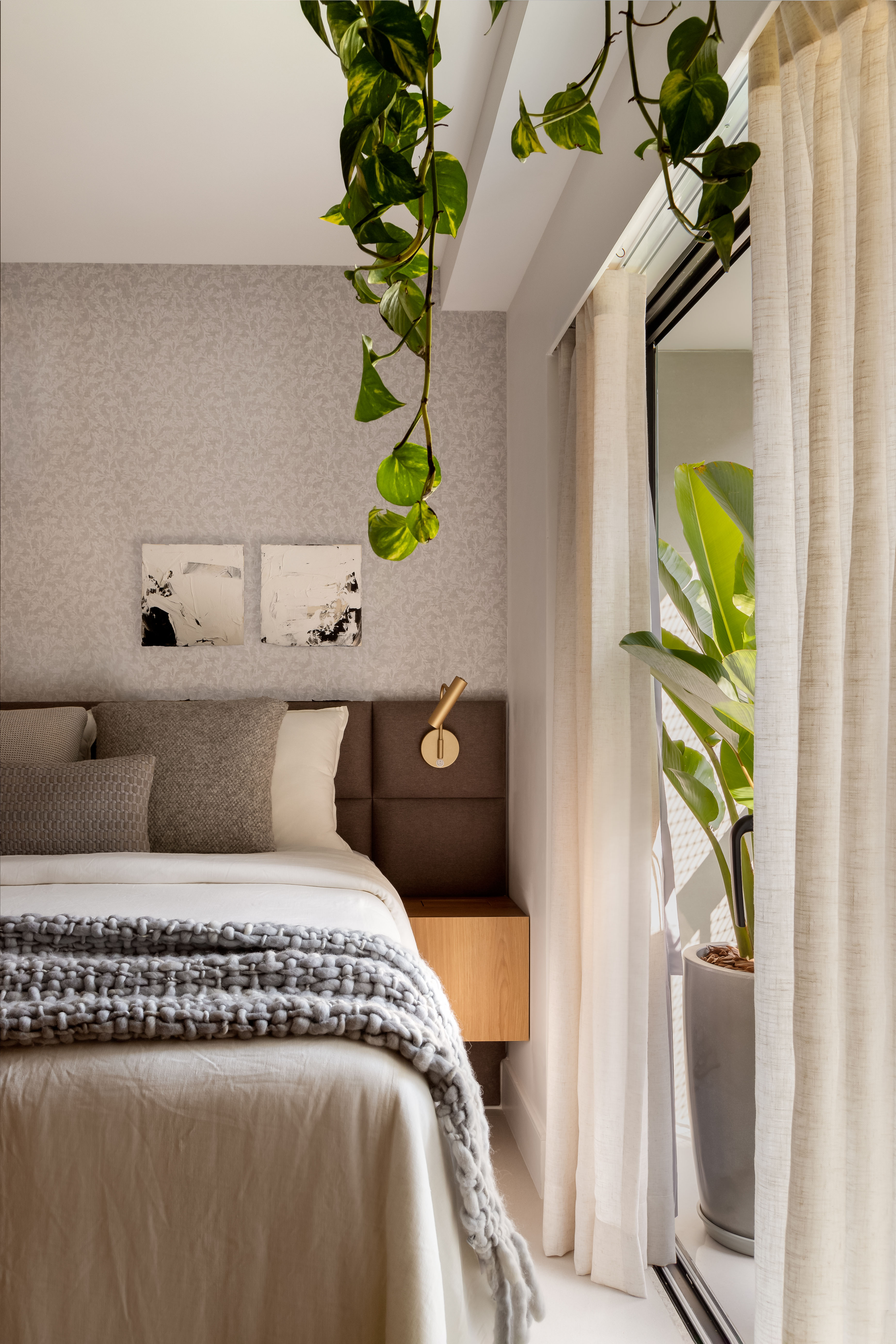 Reforma em apê de 73 m² cria mini lavabo com paredes de drywall. Projeto de Casa Tauari. Na foto, quarto, cabeceira estofada marrom, planta suspensa.