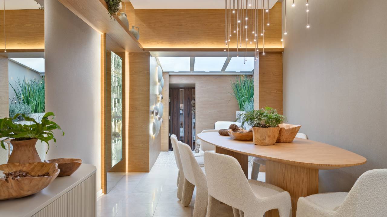Sala de jantar se destaca pelo projeto luminotécnico. Projeto de Clarice Volpi e Vanessa Torres Lopes. Na foto, sala de jantar com lustra como destaque