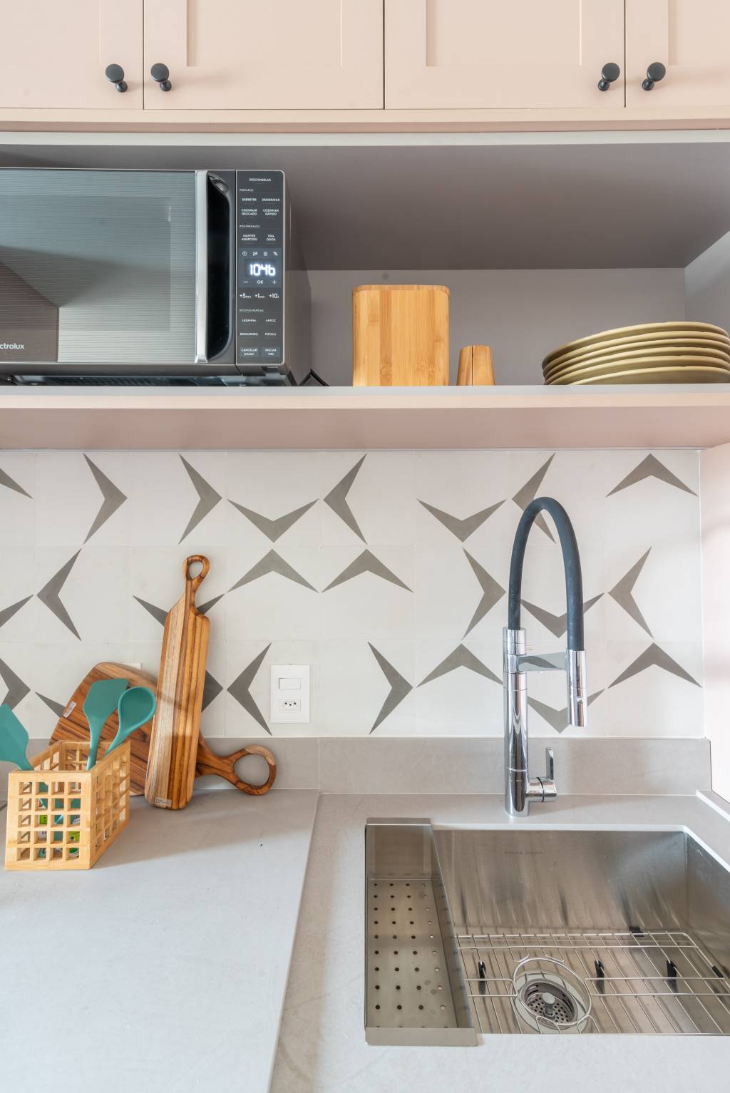 Ladrilho hidráulico pela casa toda: 12 ambientes para se inspirar