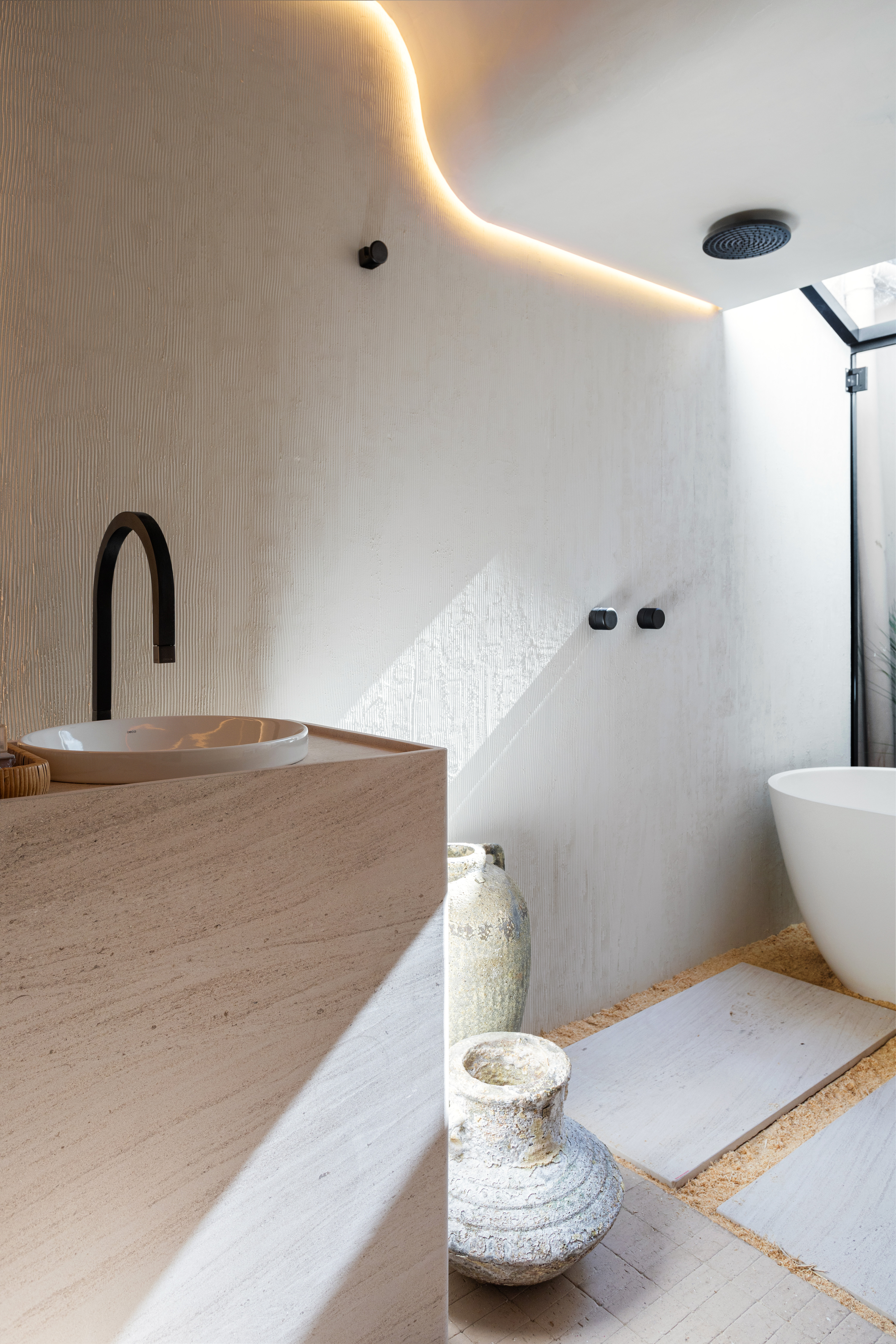 SPA em Casa: banheiro conecta arquitetura e natureza. Projeto de Bruno Dutkievicz e Raphael Meza. Na foto, teto curvado e com luz de LED embutida