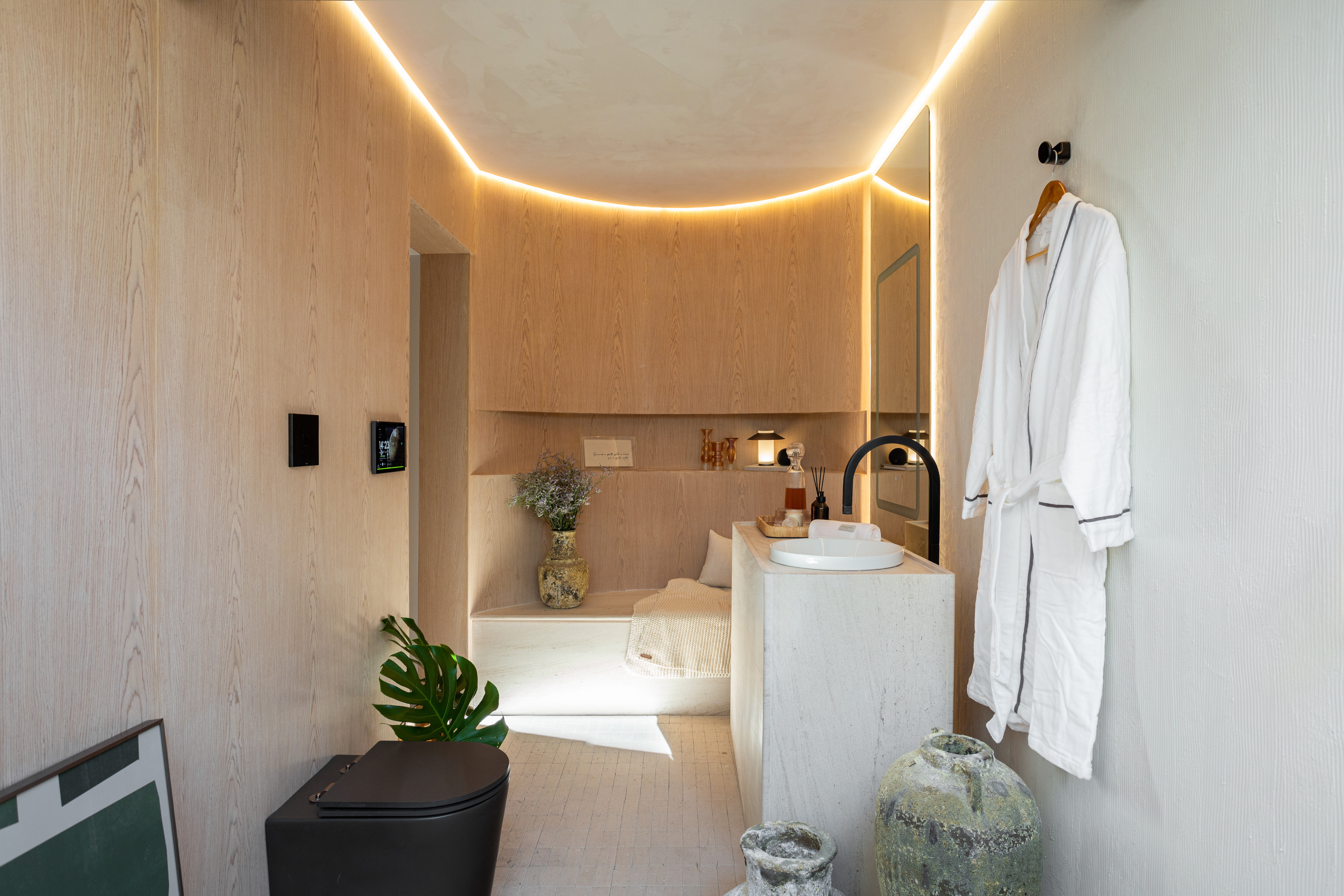 SPA em Casa: banheiro conecta arquitetura e natureza. Projeto de Bruno Dutkievicz e Raphael Meza. Na foto, banheiro com tons neutros e revestimentos variados