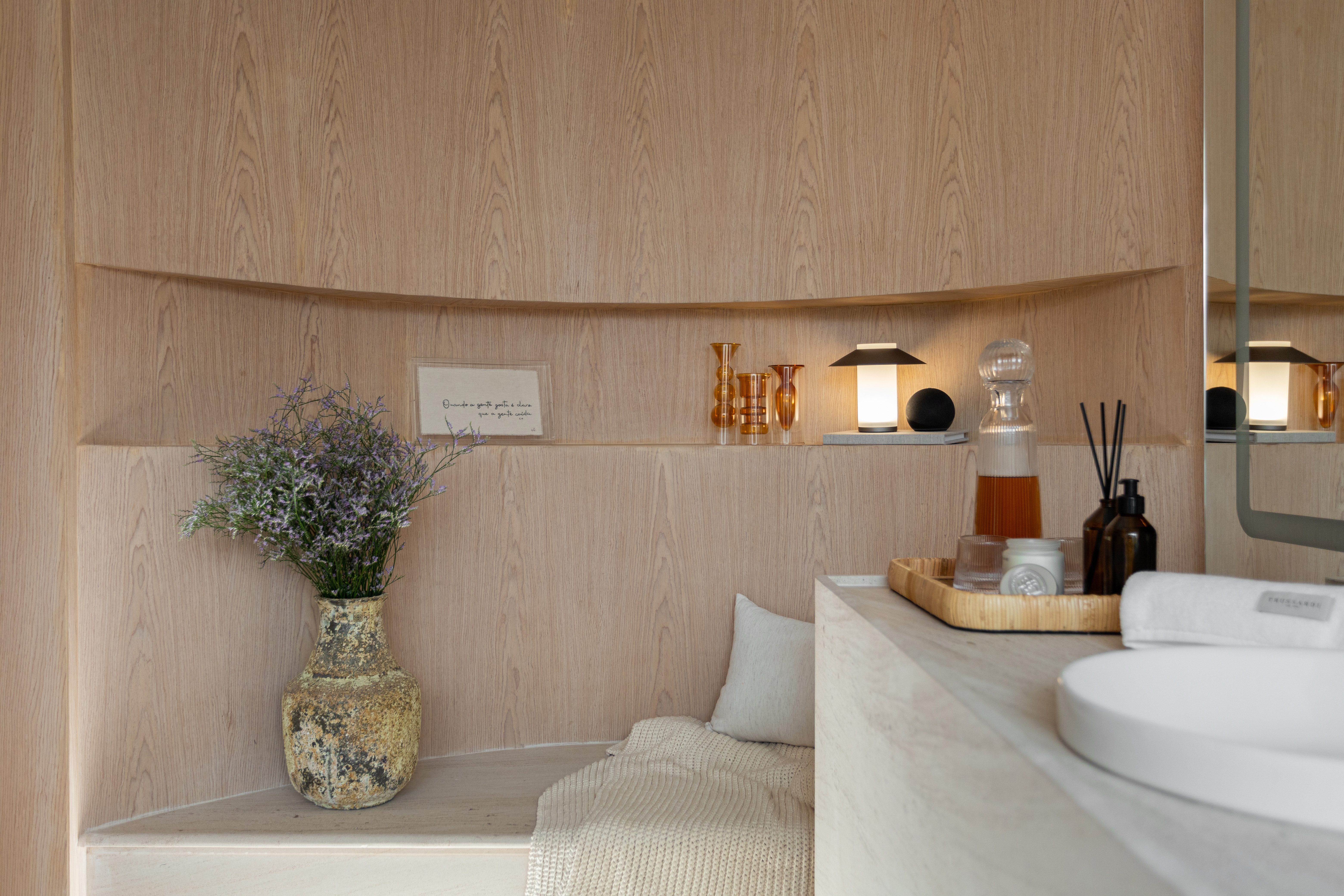 SPA em Casa: banheiro conecta arquitetura e natureza. Projeto de Bruno Dutkievicz e Raphael Meza. Na foto, banheiro com espaço para relaxamento