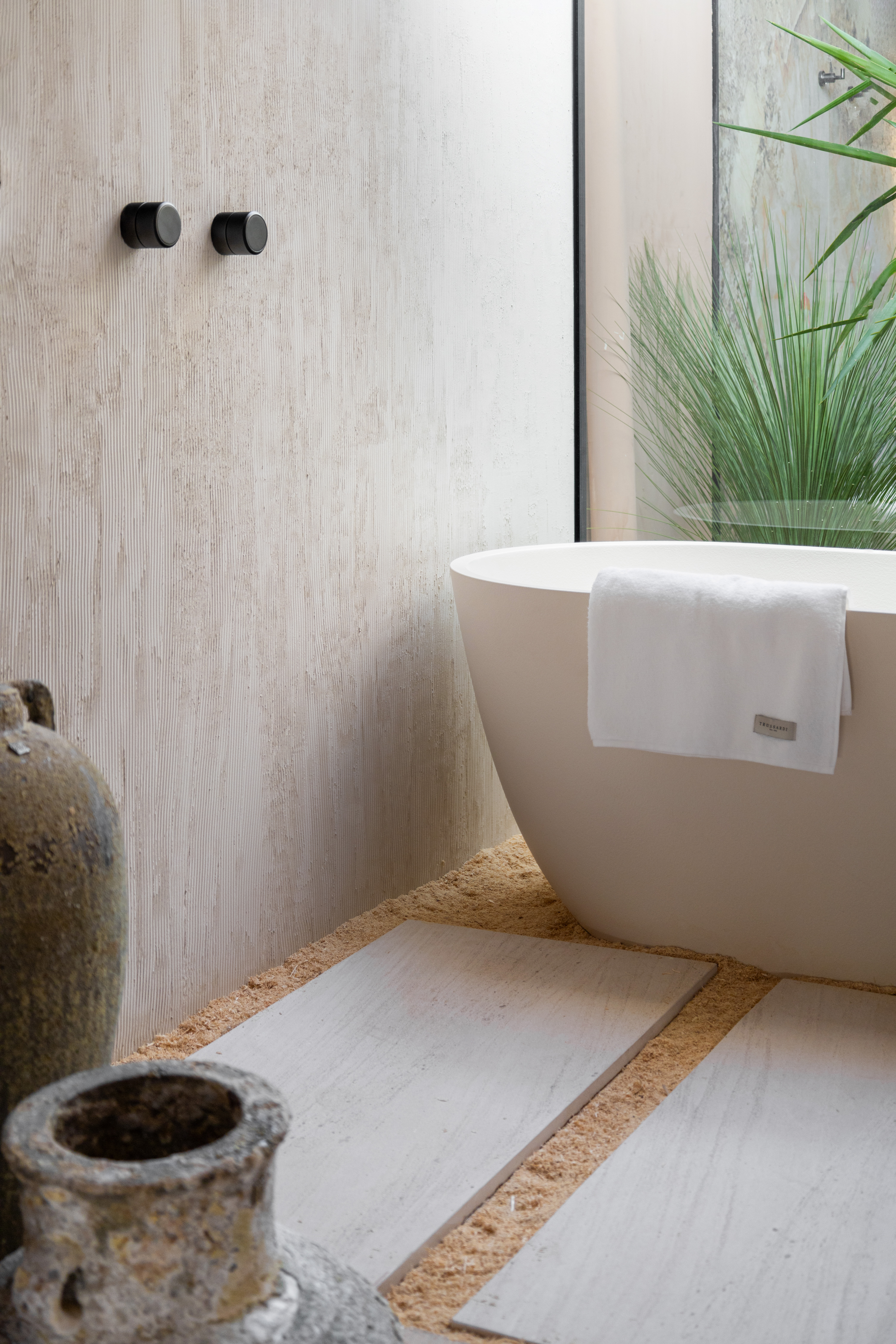 SPA em Casa: banheiro conecta arquitetura e natureza. Projeto de Bruno Dutkievicz e Raphael Meza. Na foto, banheiro com banheira e espaço de ducha
