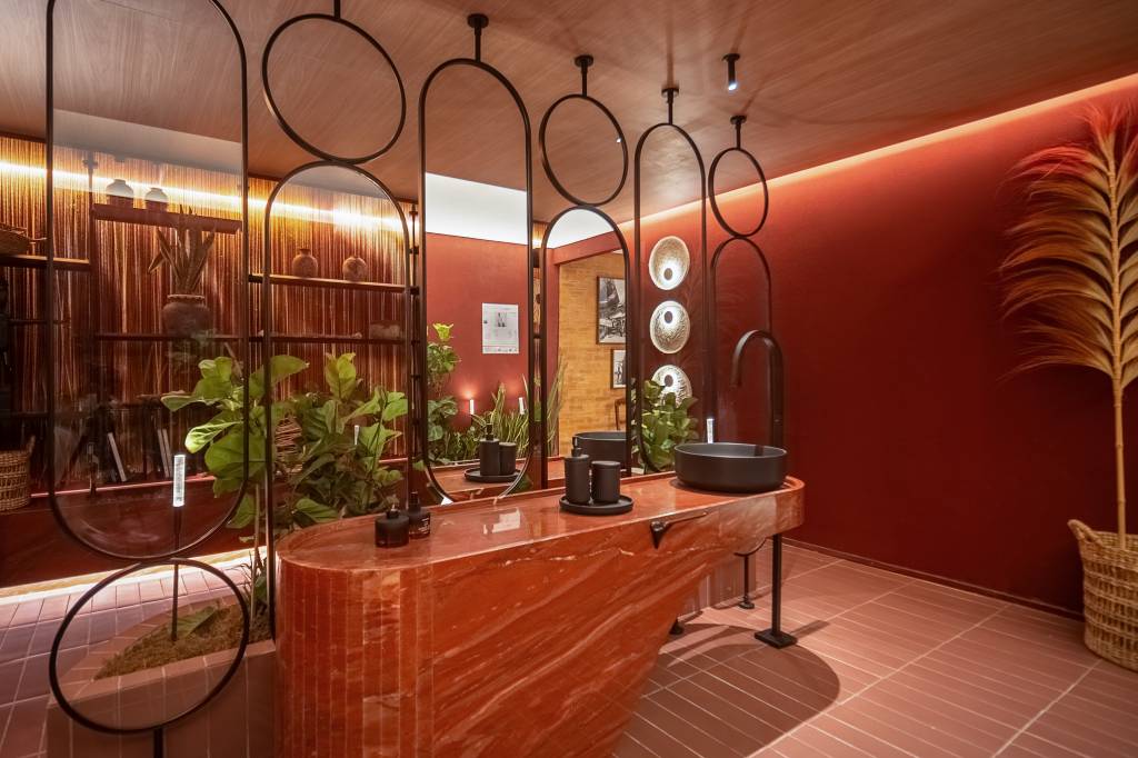 Tendência de cor: veja quais foram os tons favoritos na CASACOR. Na foto, Lavabo Terra Sagrada, por Gabriel Rosa.