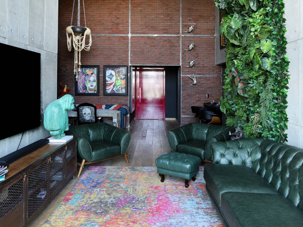 Tijolinhos e serralheria dão toque pop e industrial à apê de 163 m²