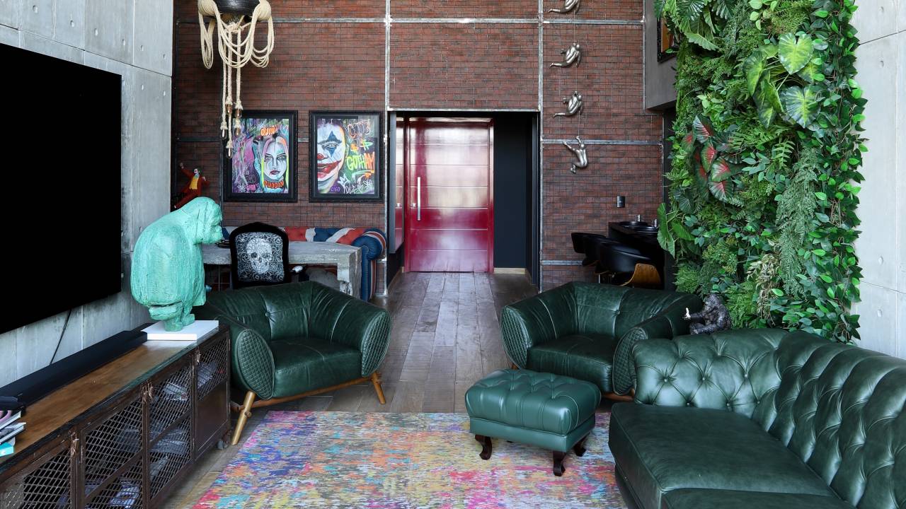 Tijolinhos e serralheria dão toque pop e industrial à apê de 163 m². Projeto de Studio Elã. Na foto, sala de estar, jardim vertical, sofá verde.
