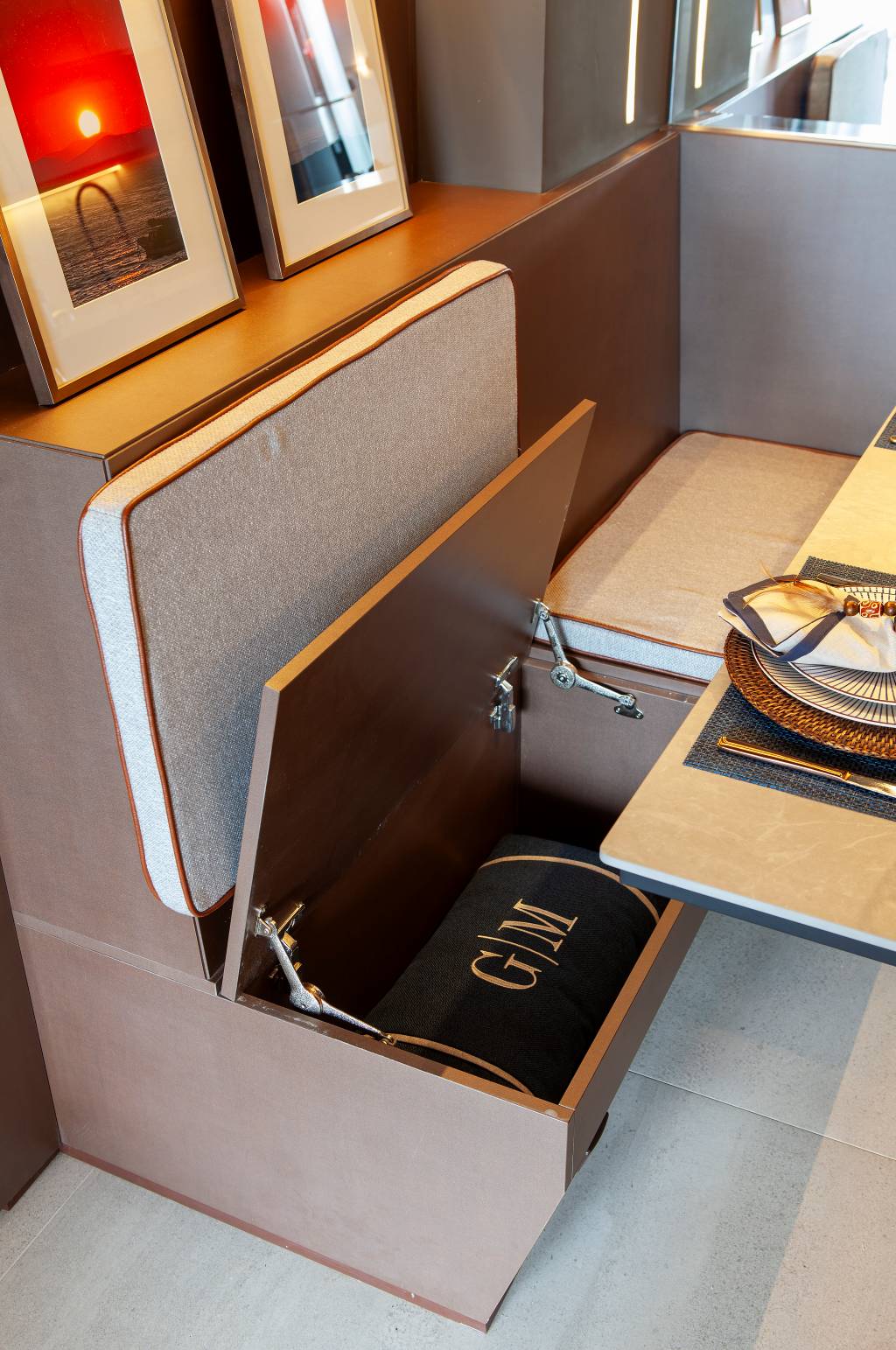 ape-compacto-50-m-pequeno-jardim-varanda-sofa-cama-sala-infinity-spaces-13-canto-alemao-bau Apê compacto de 50 m² tem pequeno jardim na varanda e sofá-cama na sala. Projeto de Infinity Spaces. Na foto, canto alemão com baú.