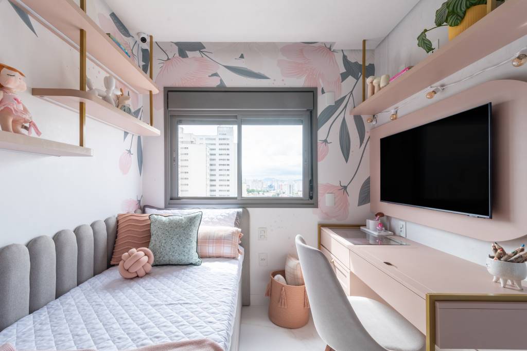 Arquiteta explica o estilo kitsch, tendência maximalista que viraliza nas redes! Projeto de Mari Milani. Na foto, quarto infantil, cabeceira em gomos rosa, papel de parede