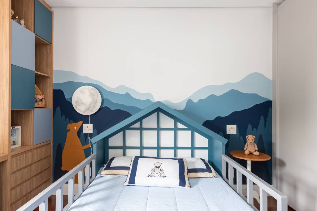 Casa tem área gourmet com toldo retrátil e piso em pedra rústica. Projeto de Gabriela Toledo Arquitetura. Na foto, quarto infantil, papel de parede.