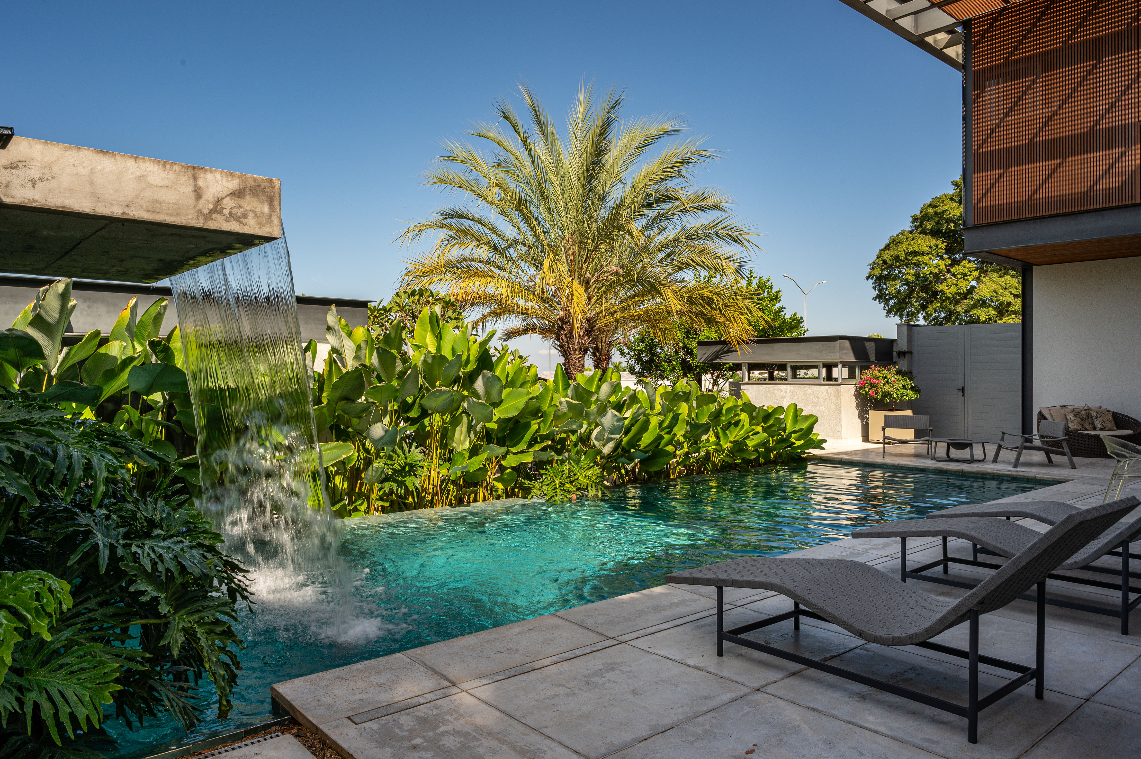 Casa ganha jardim com área para produção de verduras e 47 espécies de plantas. Projeto de paisagismo Flávia D’urso.