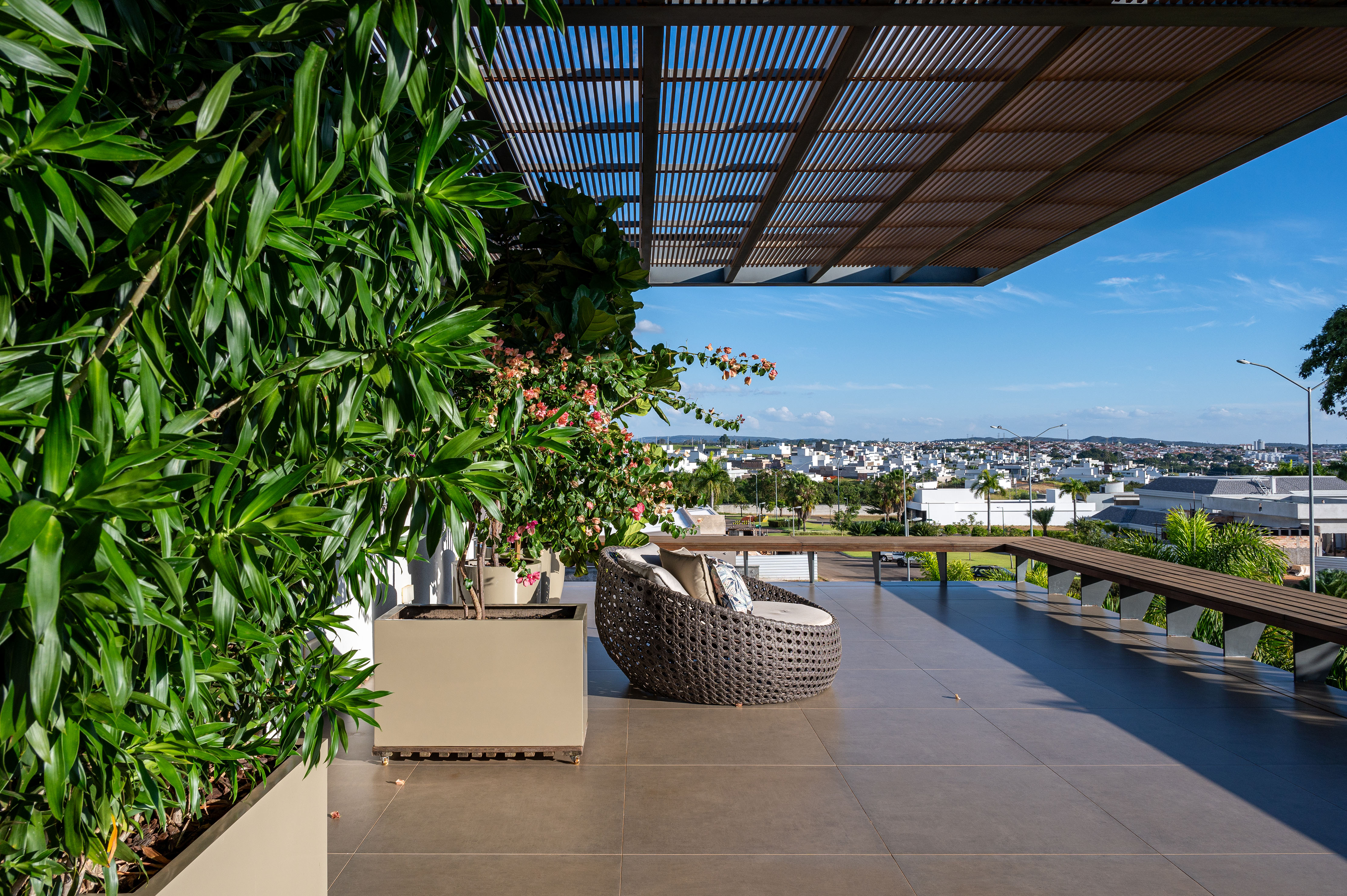 Casa ganha jardim com área para produção de verduras e 47 espécies de plantas. Projeto de paisagismo Flávia D’urso.