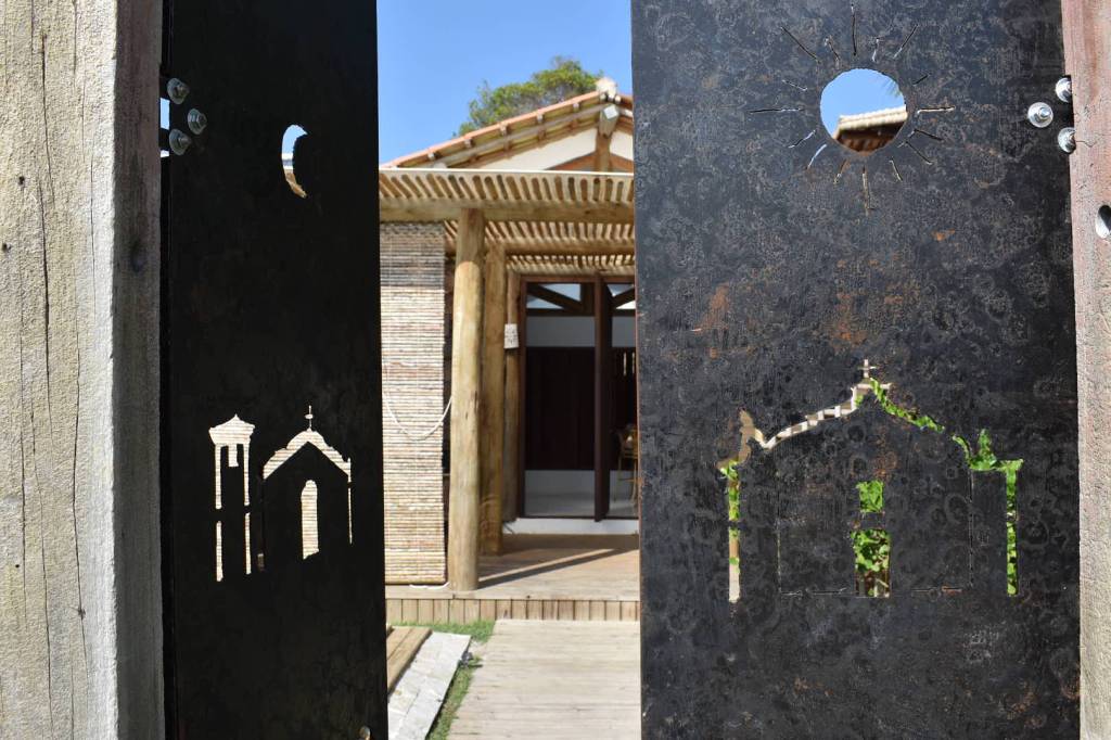 Casa pátio de praia na Bahia foi erguida em torno das árvores. Projeto de Mari Grobério. Na foto, porta.