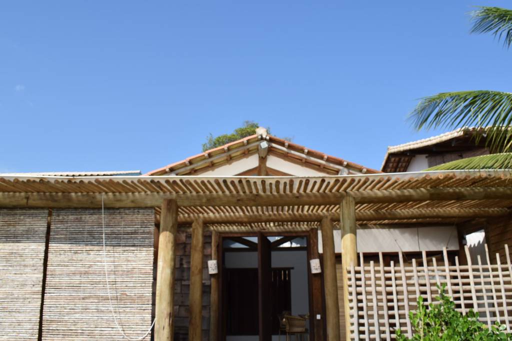 Casa pátio de praia na Bahia foi erguida em torno das árvores. Projeto de Mari Grobério. Na foto, fachada.