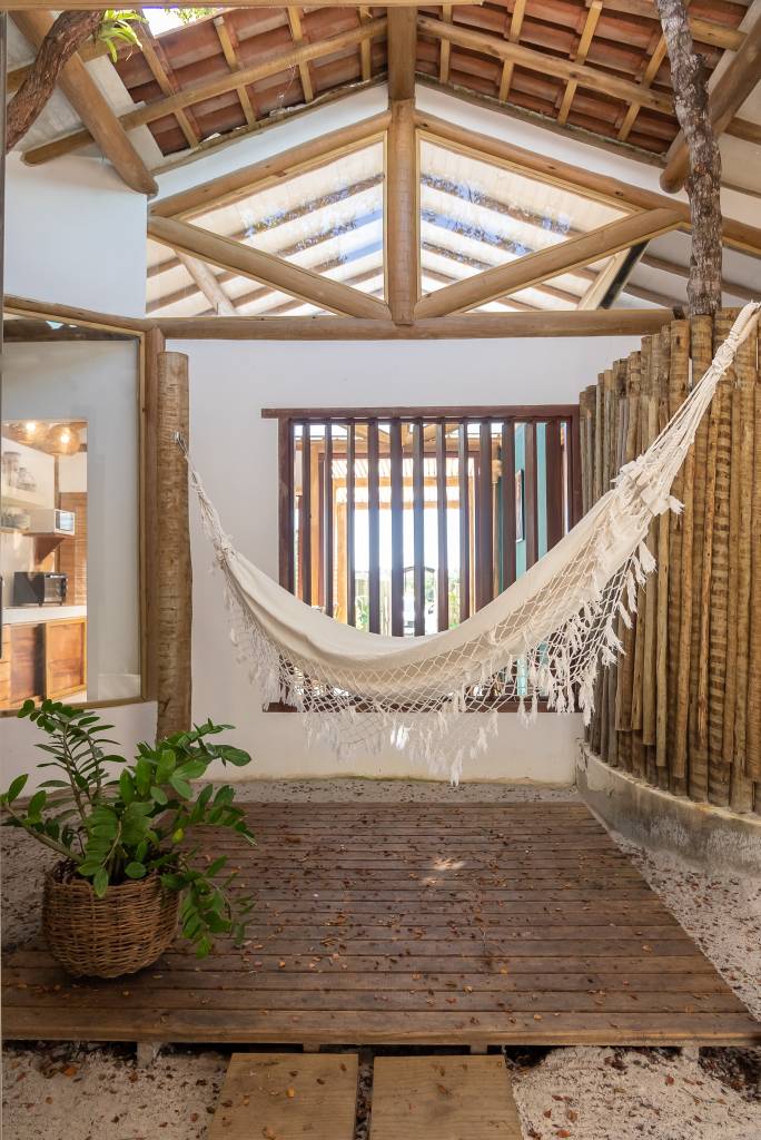 Casa pátio de praia na Bahia foi erguida em torno das árvores. Projeto de Mari Grobério. Na foto, rede.