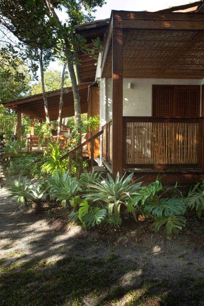 Casa sustentável na beira de rio fica integrada à natureza e à comunidade local. Projeto de Daniel Fromer.