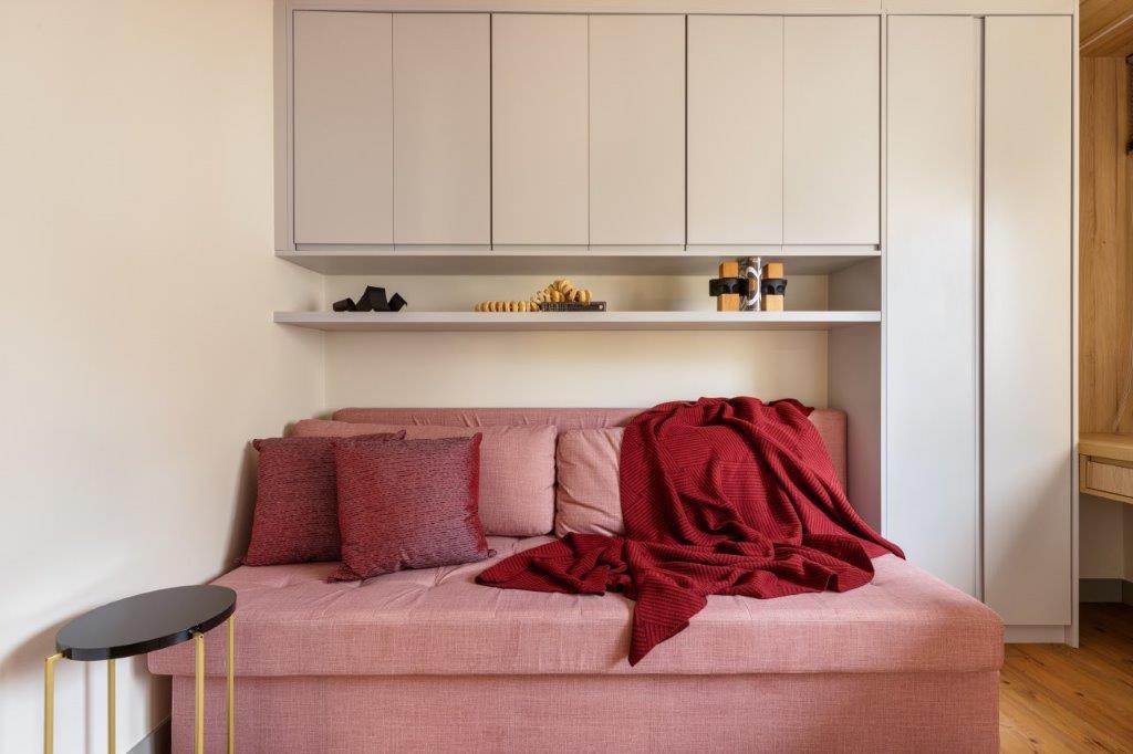 closet-integrado-com-sala-de-banho-destaque-ape-100-m-blaia-e-moura-21-quarto-hospedes-sofa-cama Closet integrado com sala de banho é o destaque de apê de 100 m². Projeto de Blaia e Moura Arquitetura. Na foto, quarto, sofá cama rosa claro.