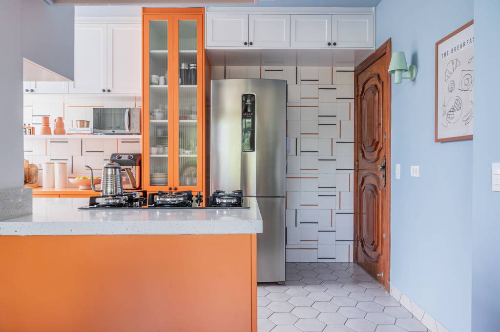 Combinação de laranja, azul e cinza cria cozinha alegre e leve