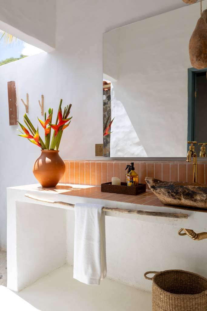 Cozinha ao ar livre e sofá de alvenaria dão ar rústico a casa de praia inspirada no sertão. Projeto de da designer Kamile Seiva.