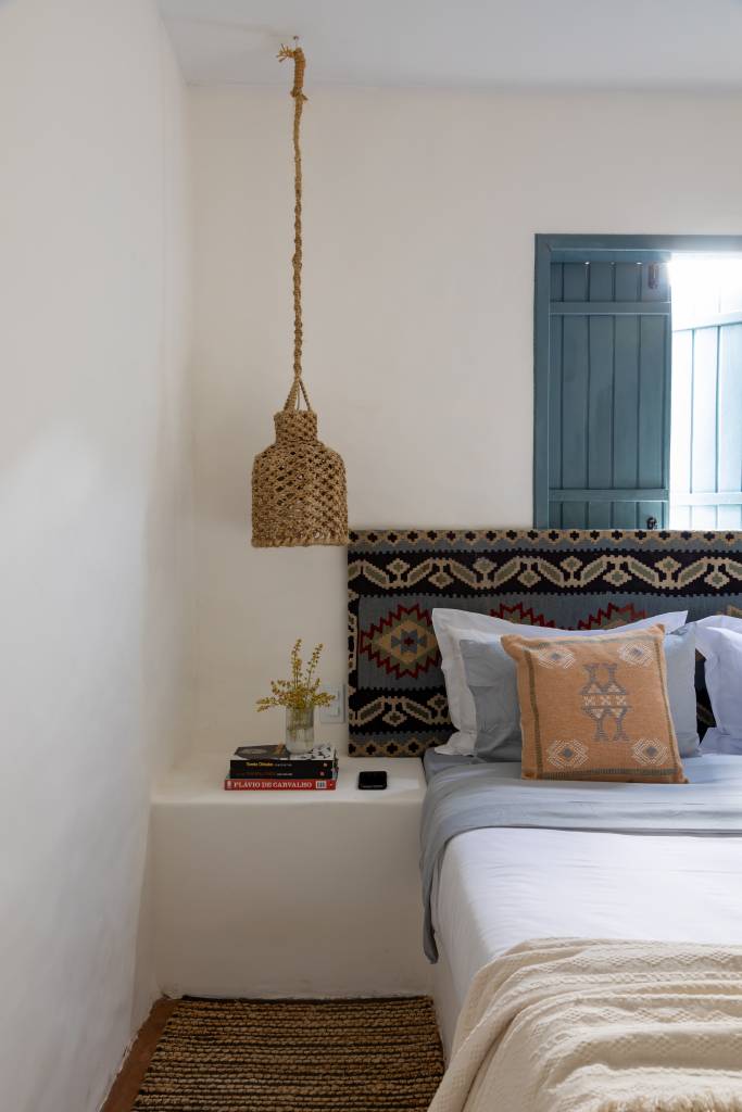 Cozinha ao ar livre e sofá de alvenaria dão ar rústico a casa de praia inspirada no sertão. Projeto de da designer Kamile Seiva.