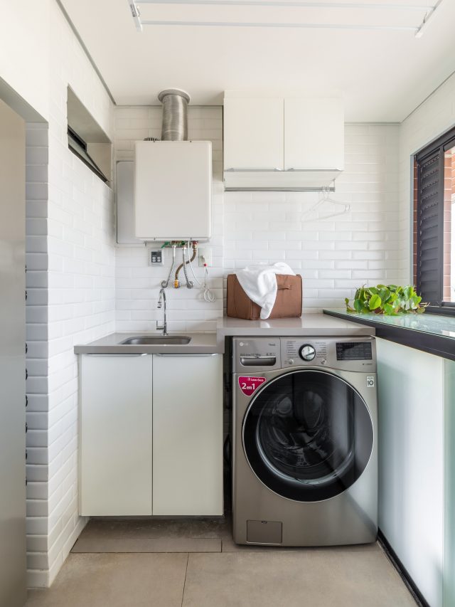 Pisos: guia para escolher o melhor material para cozinha, sala, quarto e banheiro. Projeto de BMA Studio. Na foto, lavanderia, armários brancos.