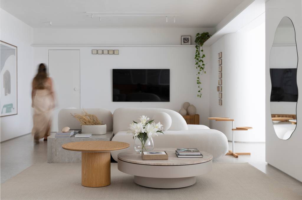 Formas orgânicas e minimalismo dão leveza à apê com cozinha gourmet