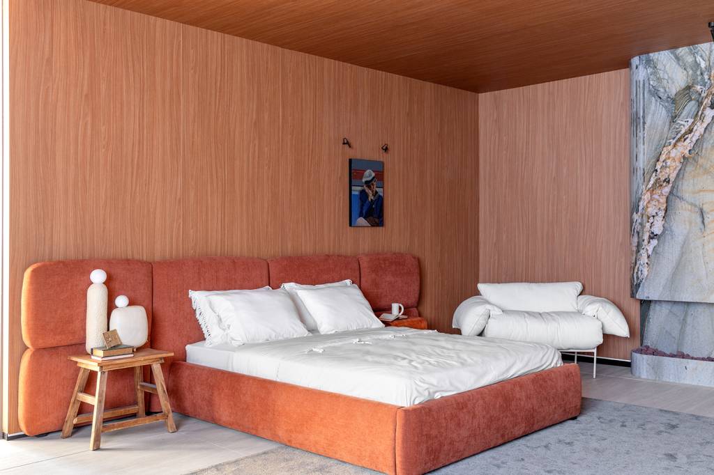 Loft de 83 m² pensado para o acolhimento tem cama e sofás exclusivos