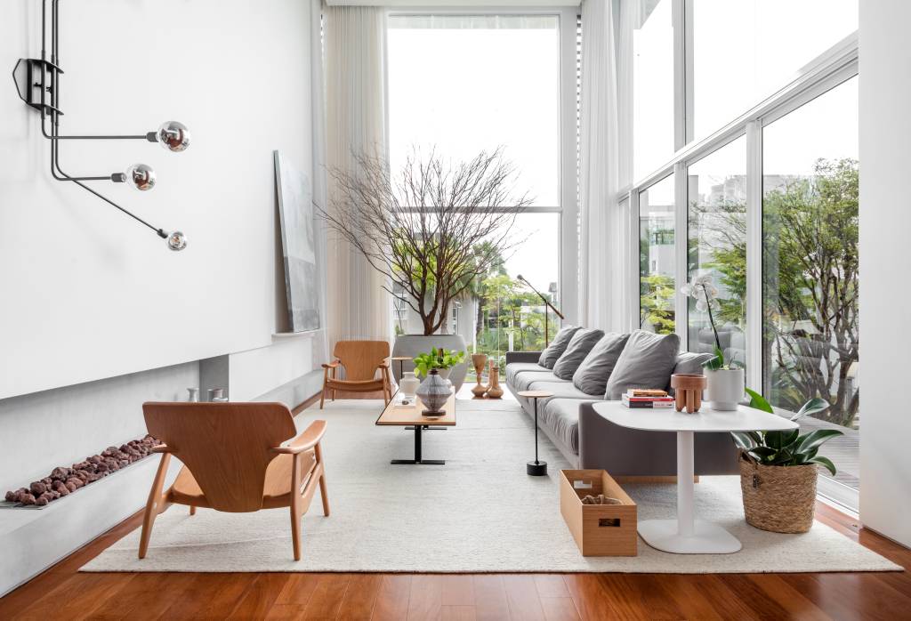 Oliveira é o destaque do living desta casa de 484 m²