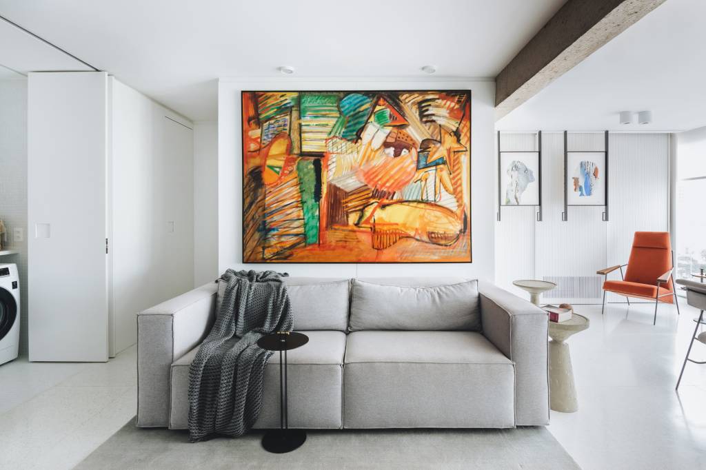 Piso de granilite e revestimentos claros são pano de fundo para arte neste apê