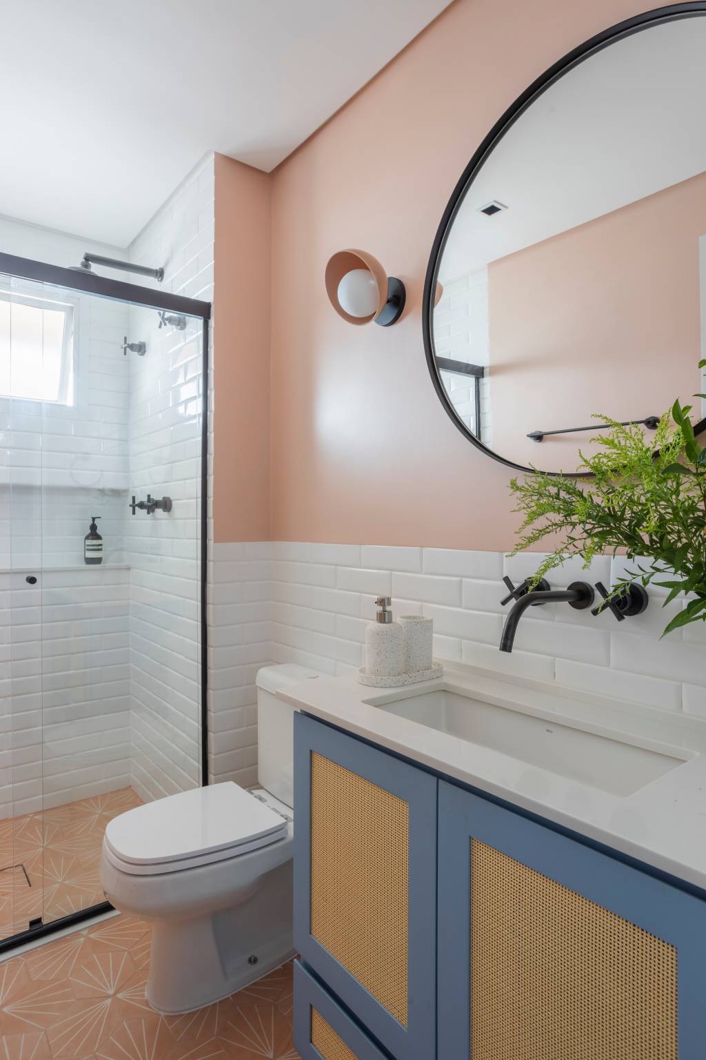reforma-quarto-home-office-porta-de-correr-verde-adriana-favano-arquitetura-20-banheiro-rosa-subway-tiles-plantas Reforma transforma quarto em home office e o integra a sala com porta de correr verde. Projeto de Adriana Favaro Arquitetura. Na foto, banheiro, parede rosa, subway tiles, planta.
