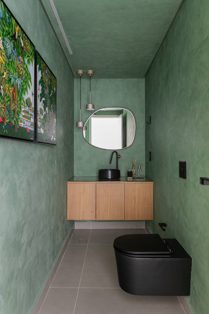 Apartamento de arquiteta tem paleta sóbria com toques de azul e verde e academia. Projeto de Natalia Salla. Na foto, lavabo verde.