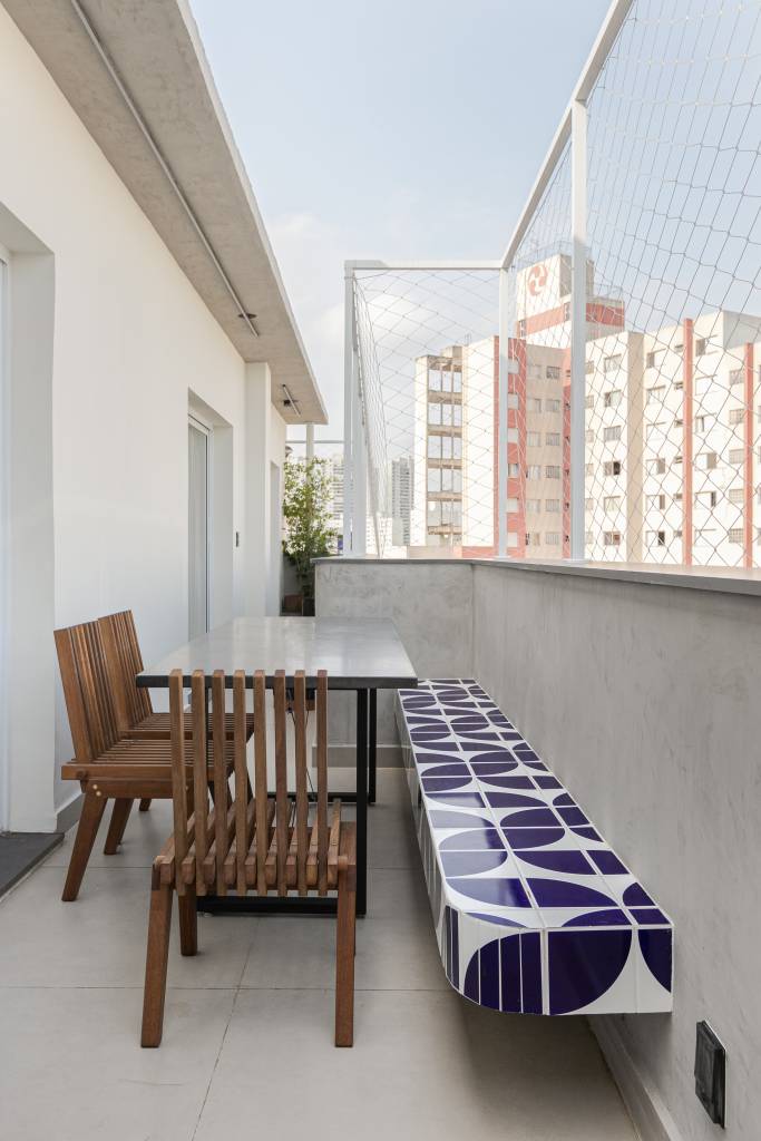 apartamento-paleta-sobria-toques-azul-verde-academia-natalia-salla-18-varanda-pequena-banco-azulejo Apartamento de arquiteta tem paleta sóbria com toques de azul e verde e academia. Projeto de Natalia Salla. Na foto, varanda pequena, banco de azulejo.