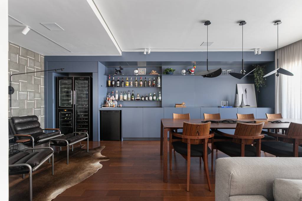 Apartamento de arquiteta tem paleta sóbria com toques de azul e verde e academia