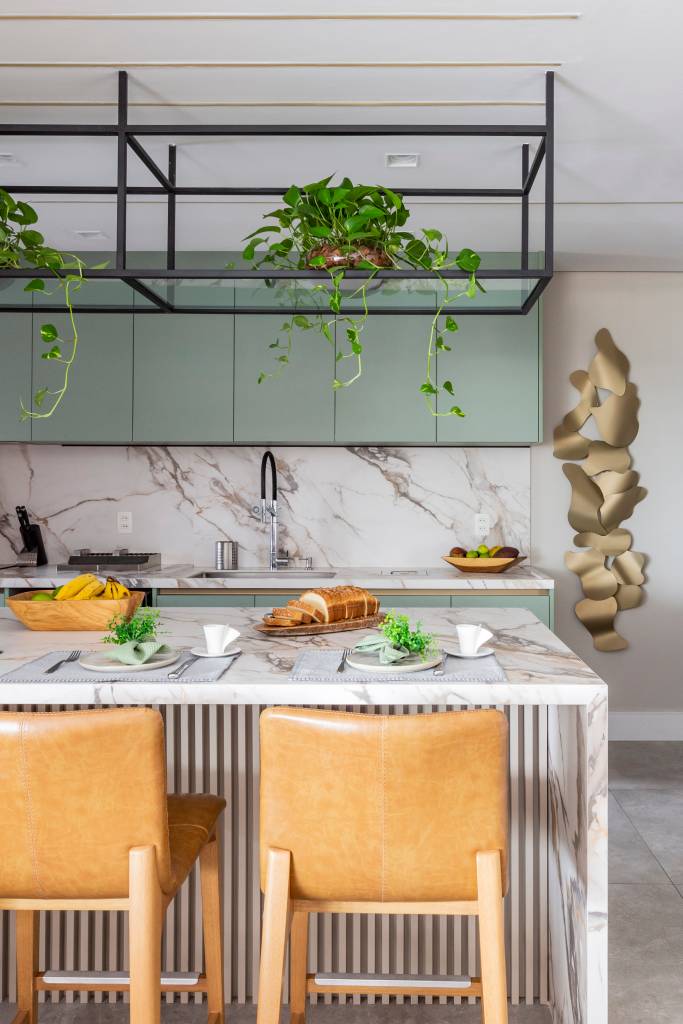 Apê ganha área gourmet com bancada de granito e backsplash em placa cimentícia. Projeto de Daniela Funari. Na foto, cozinha, marcenaria verde, backsplash, ilha.